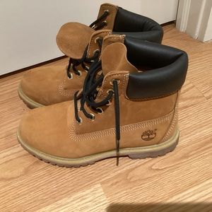 Near perfect condition size 7 womens timberland boots.